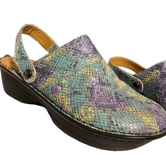 Women’s Nurse Mates 💙 Gala Clog Aqua Snake Print Slip Resistant Size 7M - Picture 4 of 12